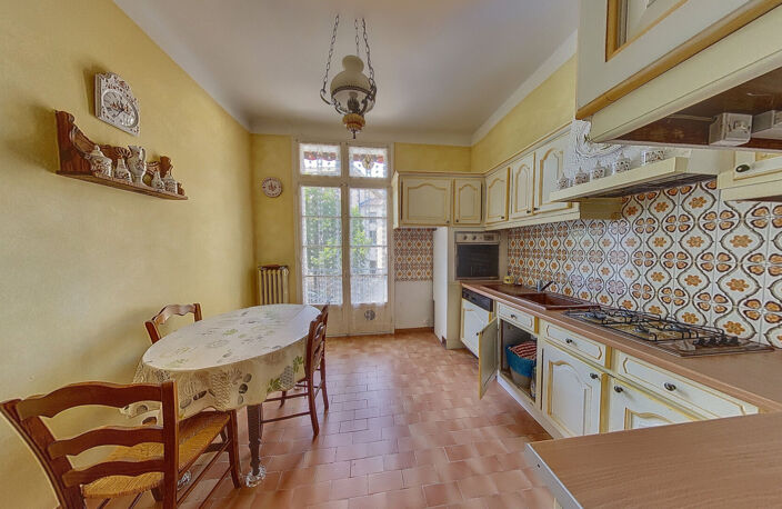 Avignon intra muros , dans un joli immeuble T6  -104M² — photo 4