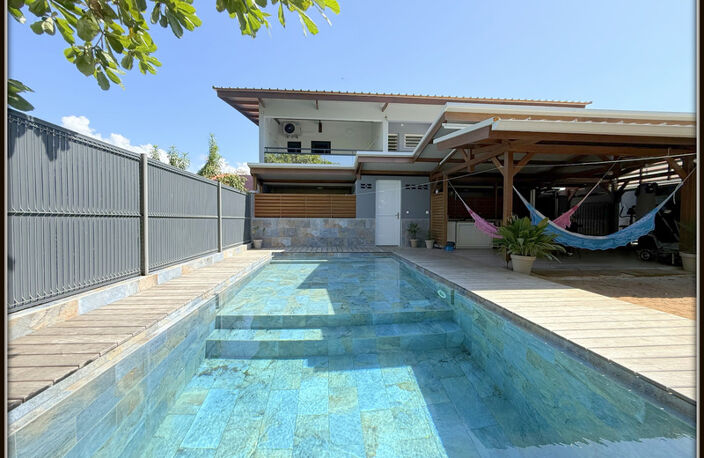 A VENDRE A KOUROU (97310) UNE MAGNIFIQUE VILLA T7 DE 246 m² - AVEC 2 APPARTEMENTS T2 - TERRAIN DE 345 m² - AU PRIX DE 599 000 € — photo 2