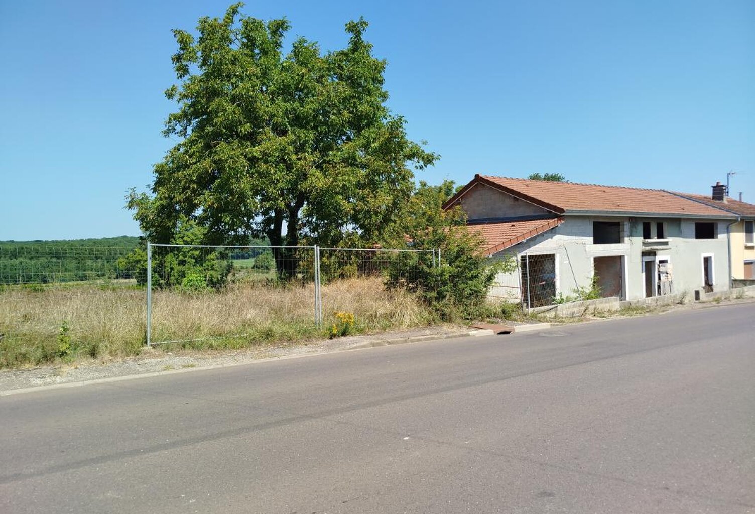 Maison en cours de construction — toiture refaite à neuf — fort potentiel — photo 1