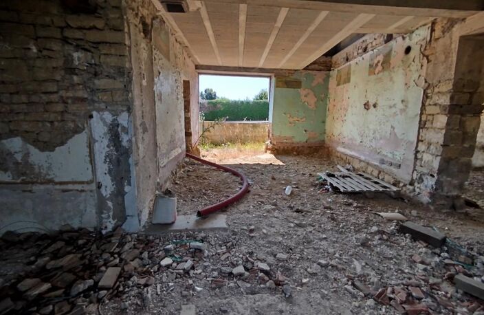Maison en cours de construction — toiture refaite à neuf — fort potentiel — photo 3