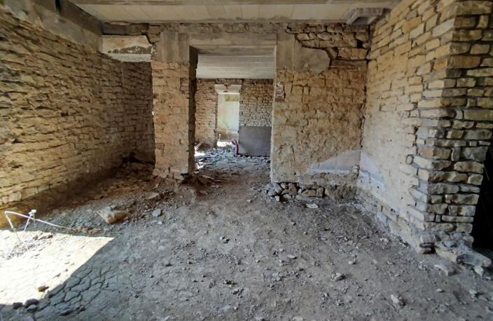 Maison en cours de construction — toiture refaite à neuf — fort potentiel — photo 4