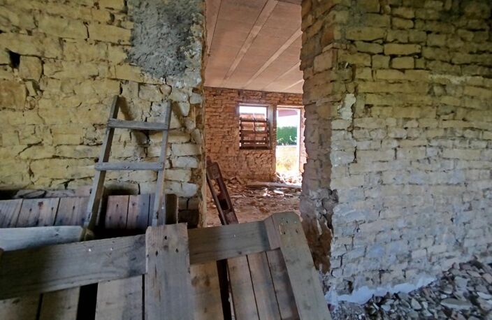 Maison en cours de construction — toiture refaite à neuf — fort potentiel — photo 5