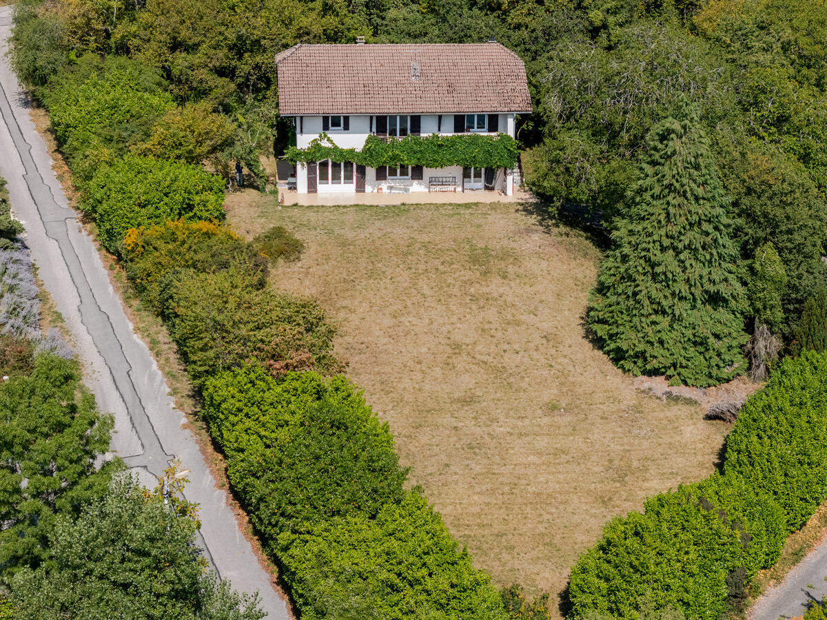 Villa / Maison  T7 à vendre Échenevex 01170