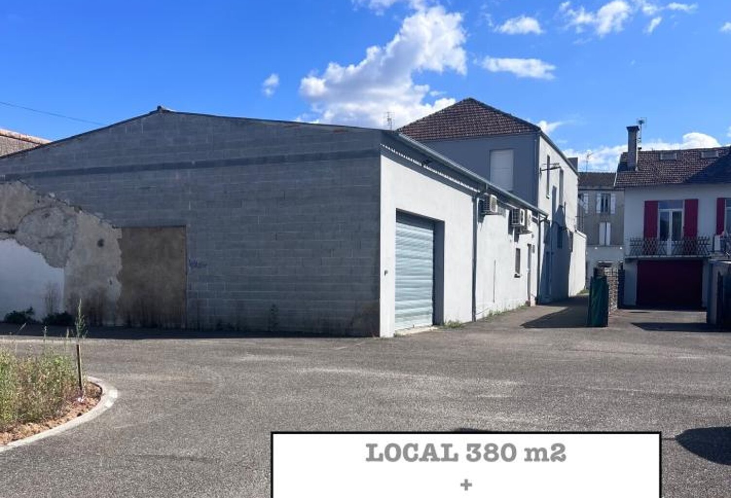 Une adresse de choix au cœur de Villeneuve Sur Lot, alliant visibilité commerciale et confort résidentiel — photo 1