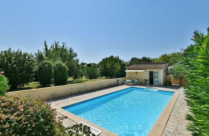 Charmante villa au cœur d'un jardin paysagé — photo 3
