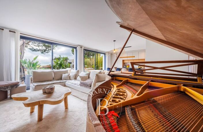 VENTE - CASSIS CENTRE - MAISON 6 CHAMBRES AVEC PISCINE - — photo 2