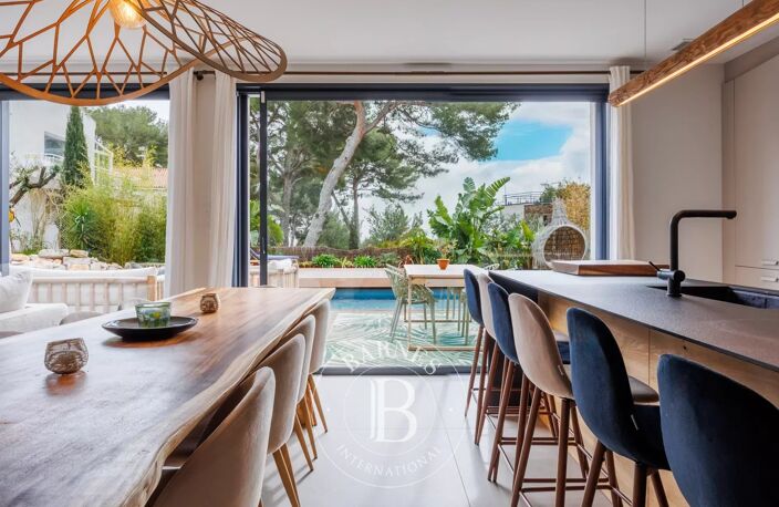 VENTE - CASSIS CENTRE - MAISON 6 CHAMBRES AVEC PISCINE - — photo 3