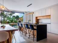 VENTE - CASSIS CENTRE - MAISON 6 CHAMBRES AVEC PISCINE - — photo 4