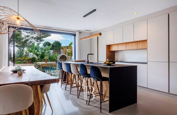 VENTE - CASSIS CENTRE - MAISON 6 CHAMBRES AVEC PISCINE - — photo 4