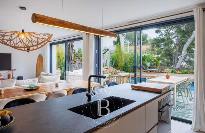 VENTE - CASSIS CENTRE - MAISON 6 CHAMBRES AVEC PISCINE - — photo 5