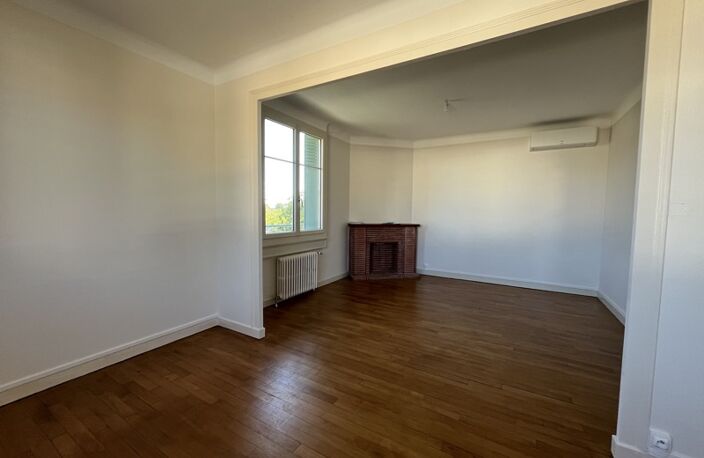 Vente maison 5 pièces 130 m² Saint-Amand-Montrond (18200) — photo 2