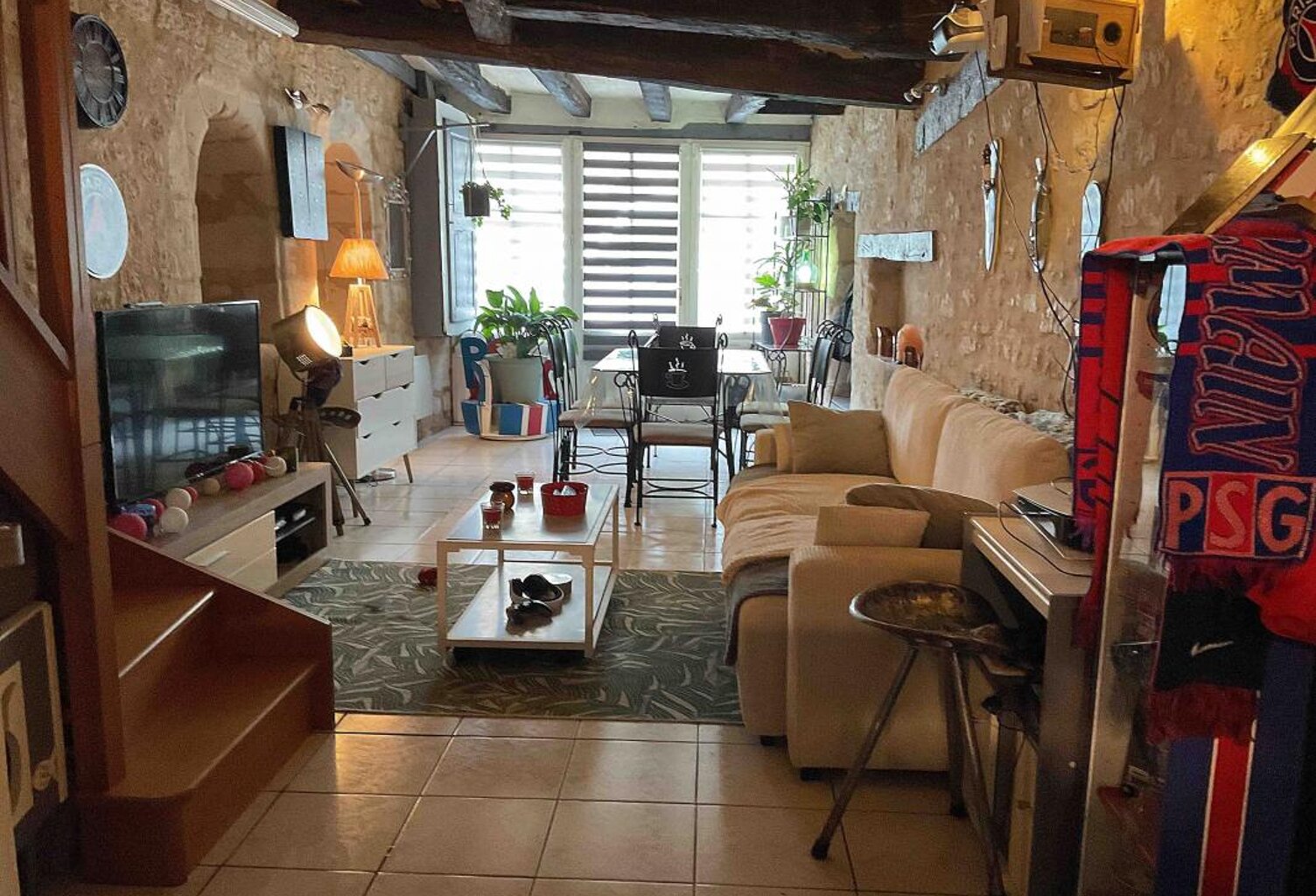 CHINON (37500) — HYPER-CENTRE-VILLE Investissement locatif sécurisé — Maison de ville avec cour privative — photo 1