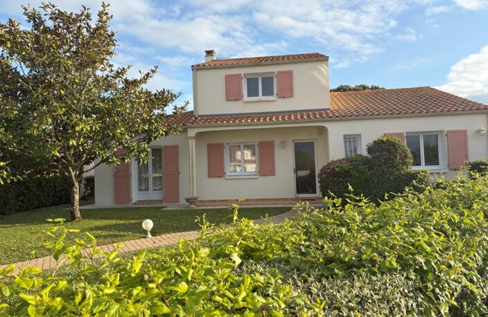 Maison commerces et plage à pied — photo 3