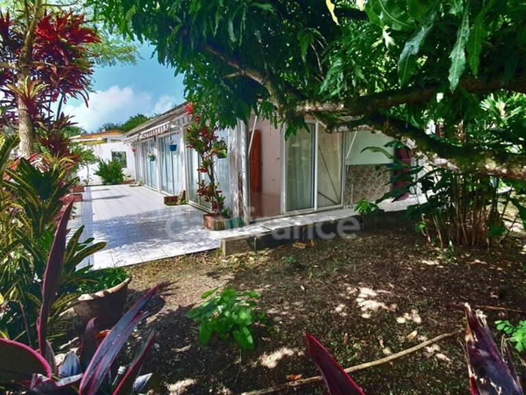 A VENDRE Maison de plain pied 5 pièces avec garage et dépendances LE DIAMANT 97223 — photo 1