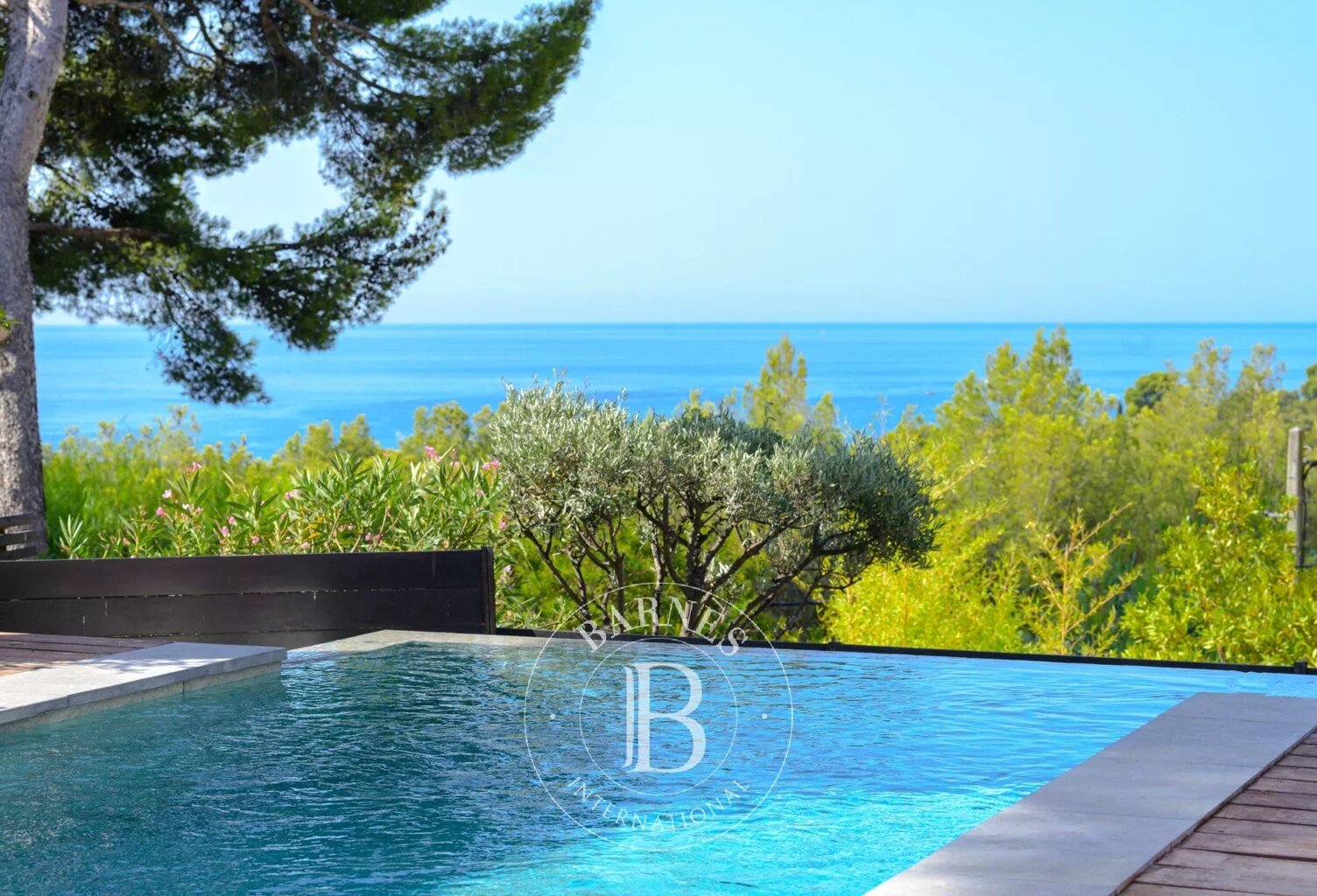 VENTE - CASSIS - PROCHE CENTRE - VUE MER SPECTACULAIRE - VILLA - — photo 1