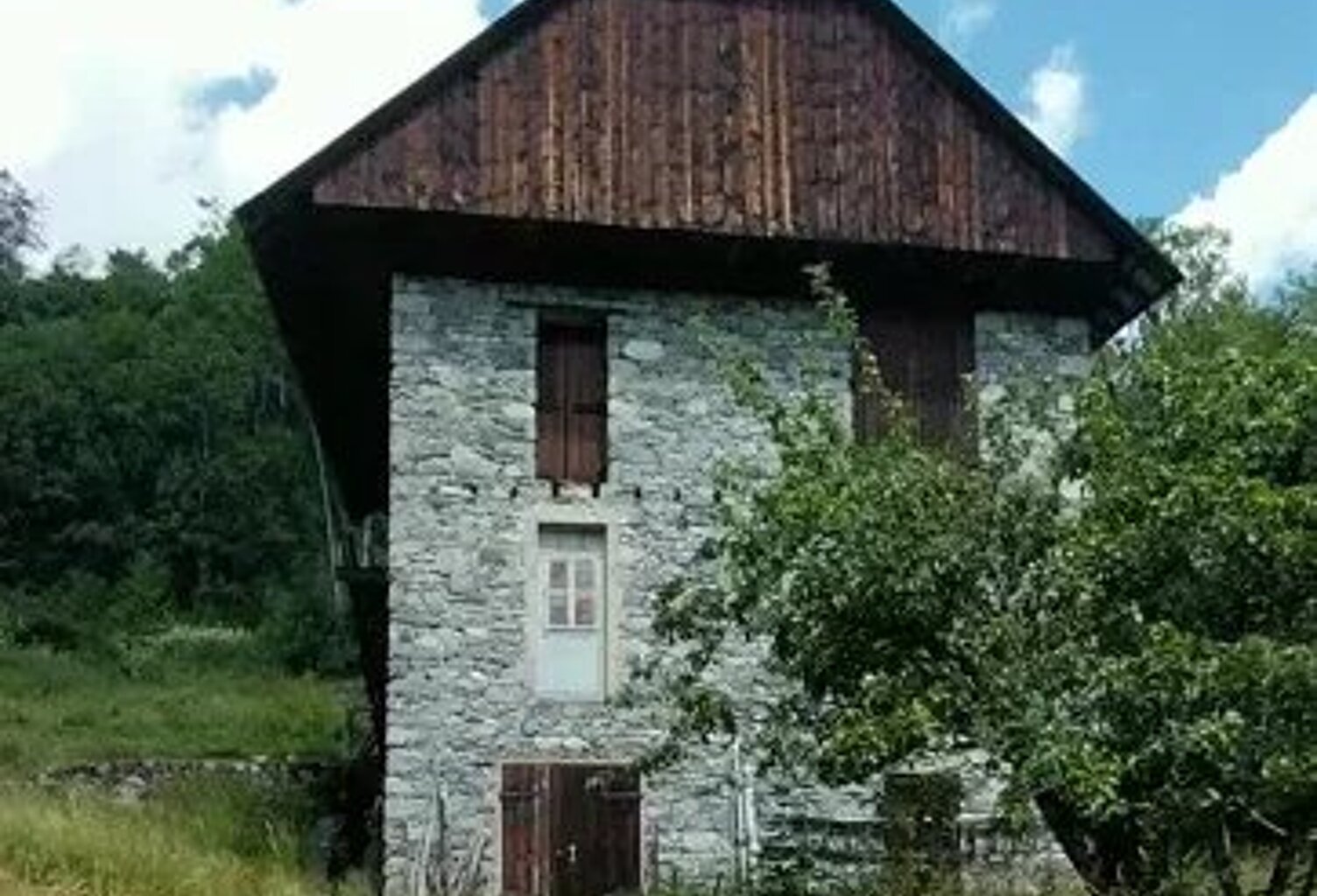 Maison à rénover avec sous-sol, grange et terrain — photo 1