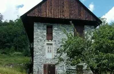 Maison à rénover avec sous-sol, grange et terrain — photo du bien