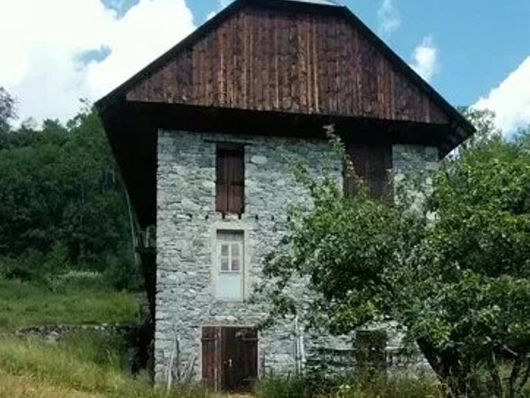 Maison à rénover avec sous-sol, grange et terrain — photo 1