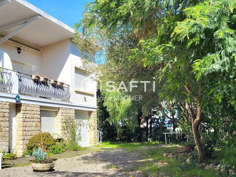 A rénover à votre goût : rare sur le secteur maison de ville T4 de 61m2  avec double terrasses, jardin privatif et garage, commerces plage et port à pied ! — photo 1