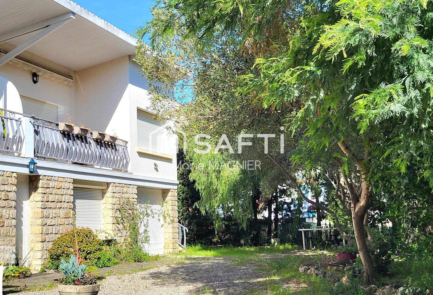 A rénover à votre goût : rare sur le secteur maison de ville T4 de 61m2  avec double terrasses, jardin privatif et garage, commerces plage et port à pied ! — photo 1