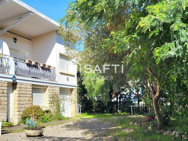 A rénover à votre goût : rare sur le secteur maison de ville T4 de 61m2  avec double terrasses, jardin privatif et garage, commerces plage et port à pied ! — photo du bien