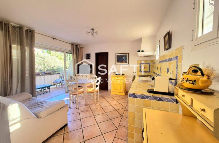 A rénover à votre goût : rare sur le secteur maison de ville T4 de 61m2  avec double terrasses, jardin privatif et garage, commerces plage et port à pied ! — photo 3