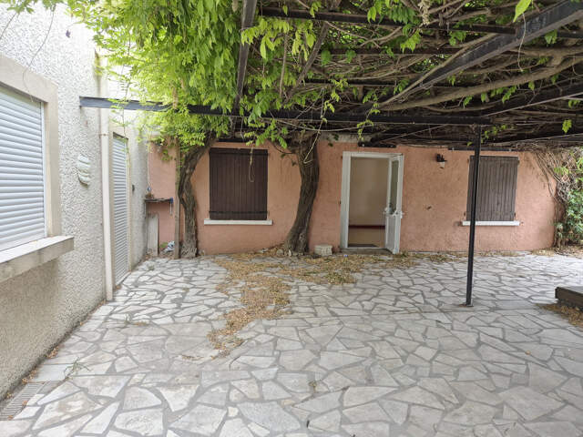 Ensemble immobilier local commercial et appartement — photo du bien