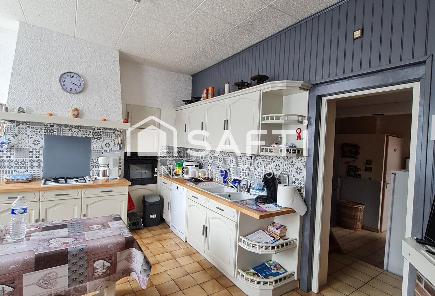 IMMEUBLE A CONFORTER pour investisseurs ou un artisan à la recherche d'ateliers et de parkings — photo 1