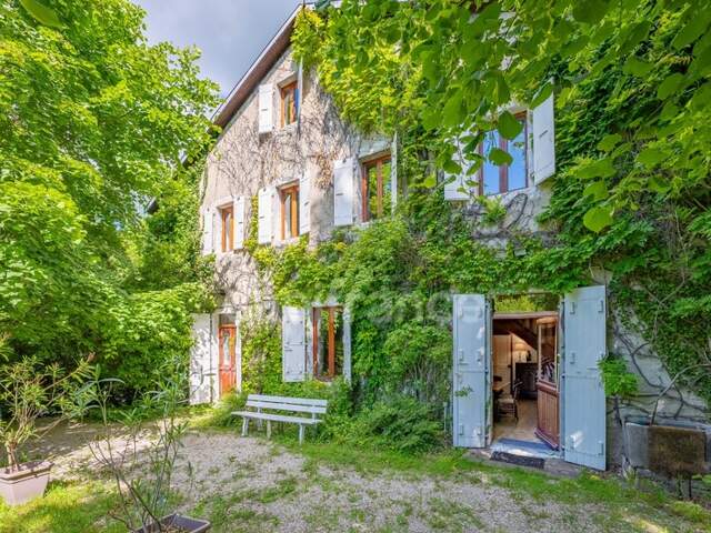 Dpt Ain (01), à vendre proche de GEX  maison P6 de 197 m² - Terrain de 1300 m² — photo du bien