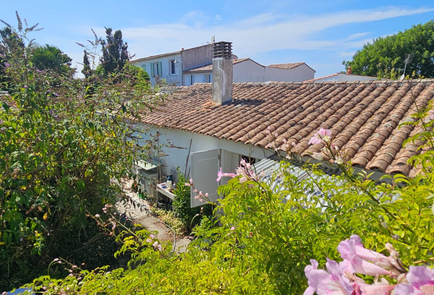 rare au coeur du village avec grande cour close — photo 1
