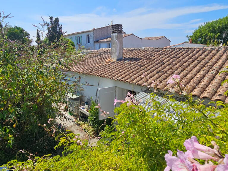 rare au coeur du village avec grande cour close — photo 1