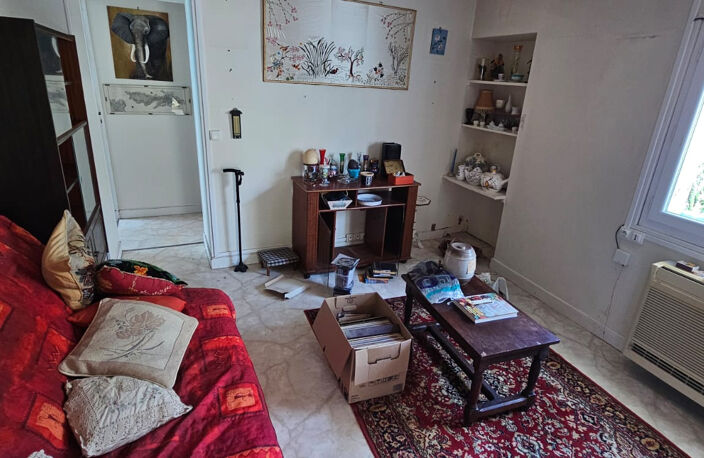 rare au coeur du village avec grande cour close — photo 4