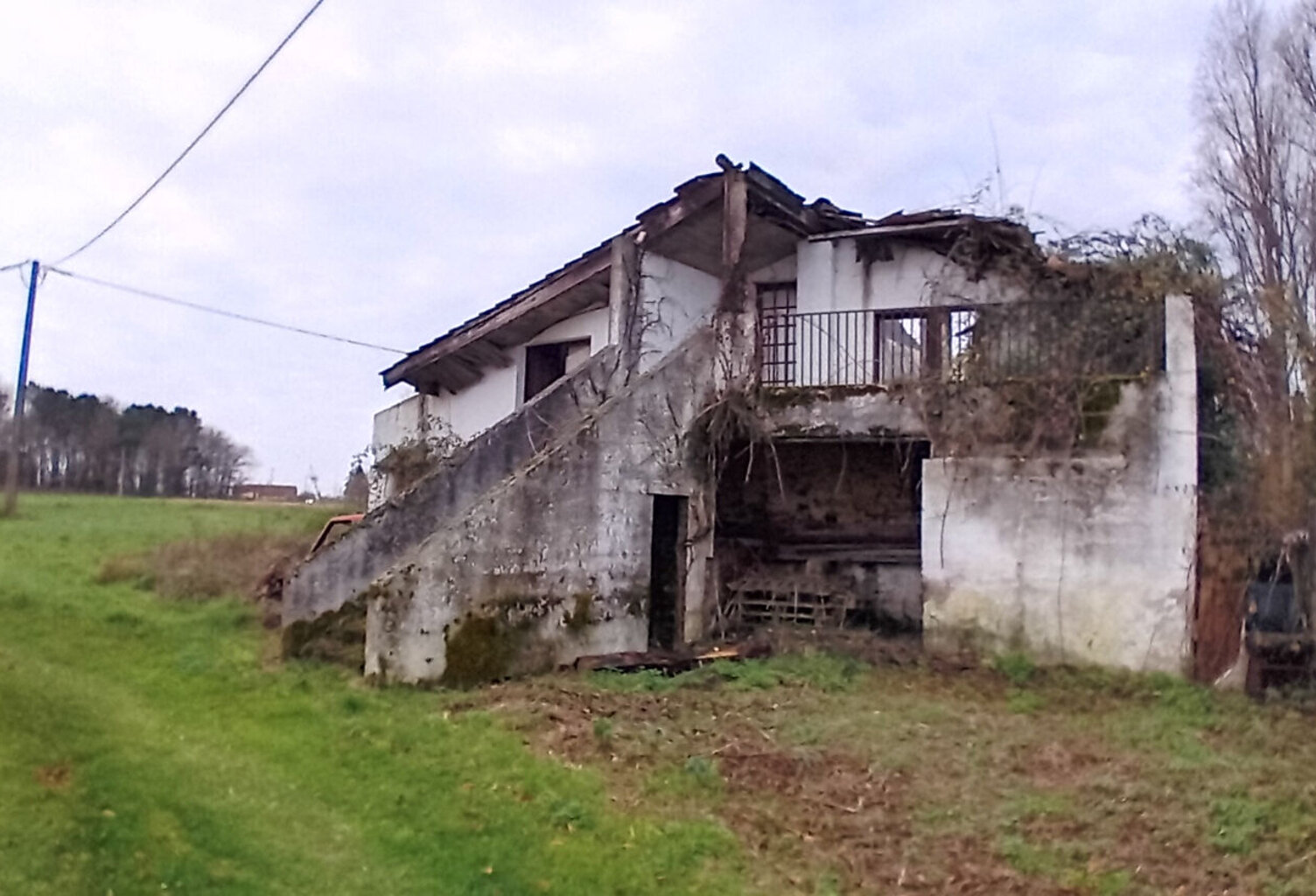 A VENDRE MAISON A RENOVER TOTALEMENT SUR TERRAIN DE PLUS DE 6 000,00 M2 -  SECTEUR PUGNAC — photo 1
