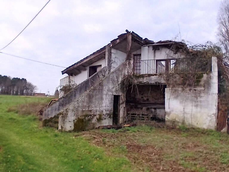 A VENDRE MAISON A RENOVER TOTALEMENT SUR TERRAIN DE PLUS DE 6 000,00 M2 -  SECTEUR PUGNAC — photo 1
