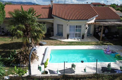 Maison individuelle avec jardin arboré et piscine — photo du bien