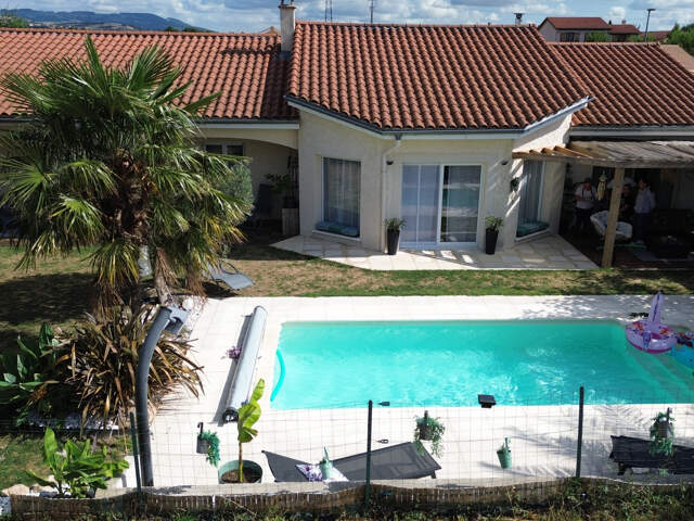 Maison individuelle avec jardin arboré et piscine — photo du bien