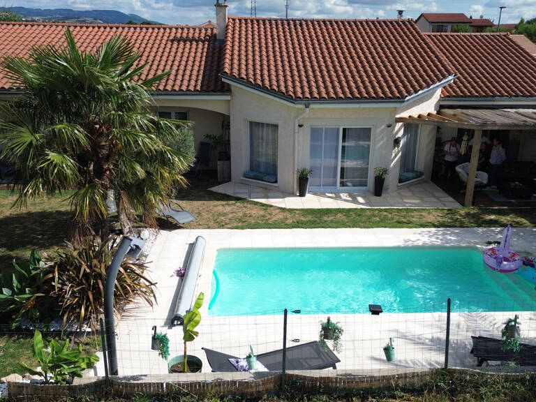 Maison individuelle avec jardin arboré et piscine — photo 1