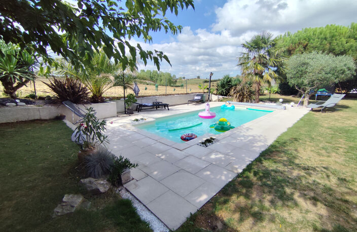 Maison individuelle avec jardin arboré et piscine — photo 2
