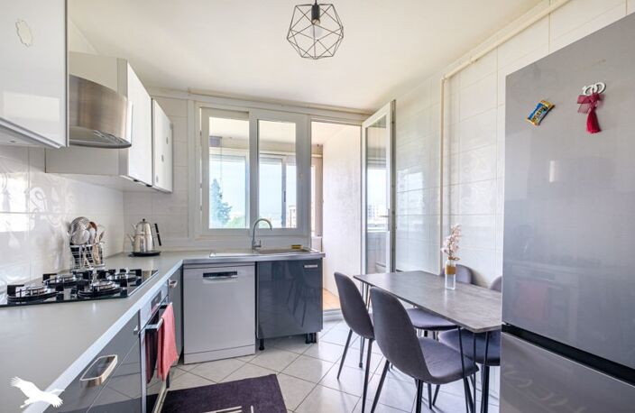 Vente appartement 4 pièces 72 m² Saint-Priest (69800) — photo 3