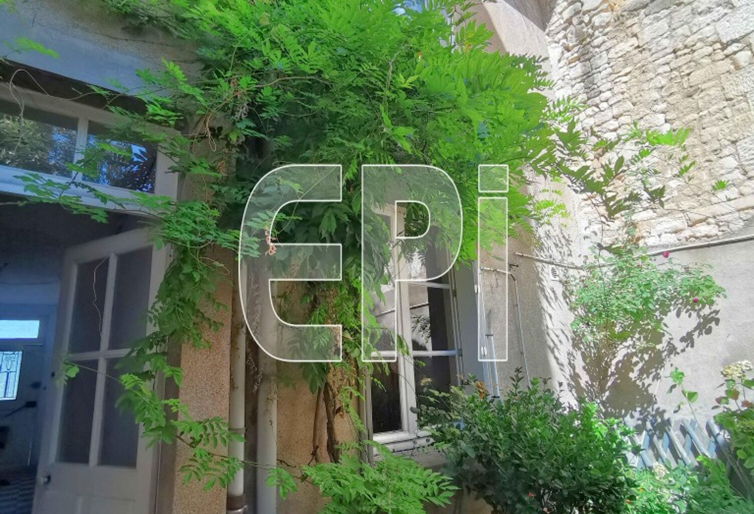 Réf 8081. L'île-Bouchard, maison en pierre, toiture ardoises : — photo 1