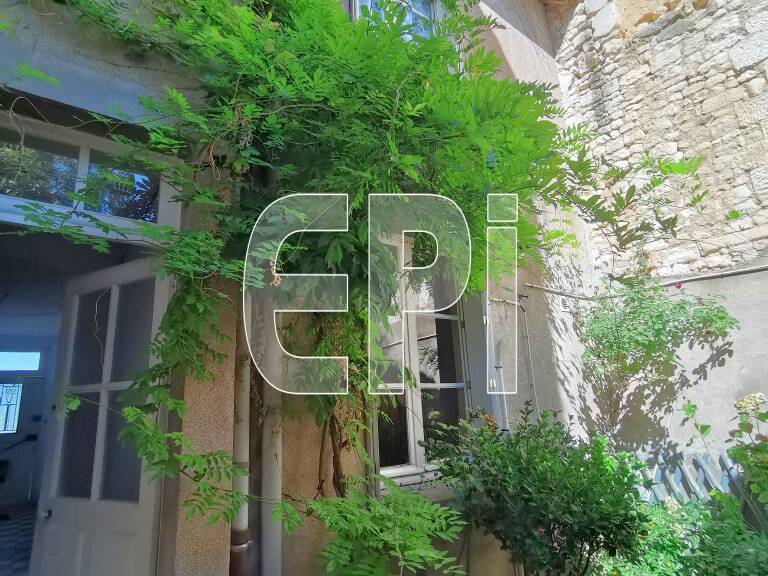 Réf 8081. L'île-Bouchard, maison en pierre, toiture ardoises : — photo 1
