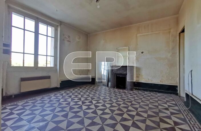 Réf 8081. L'île-Bouchard, maison en pierre, toiture ardoises : — photo 3
