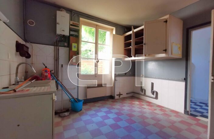 Réf 8081. L'île-Bouchard, maison en pierre, toiture ardoises : — photo 4