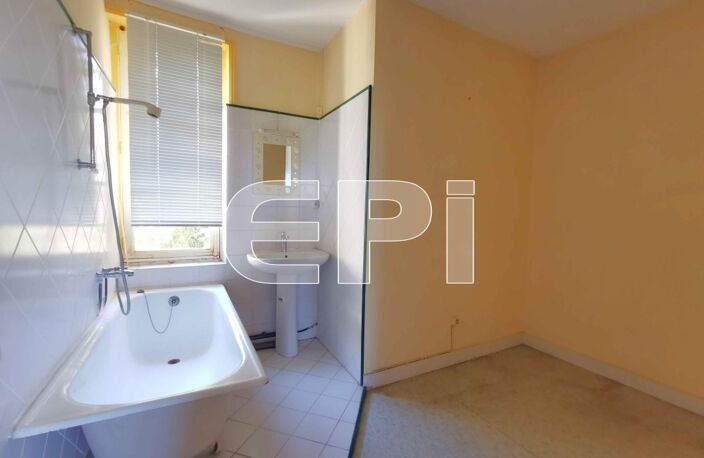 Réf 8081. L'île-Bouchard, maison en pierre, toiture ardoises : — photo 5