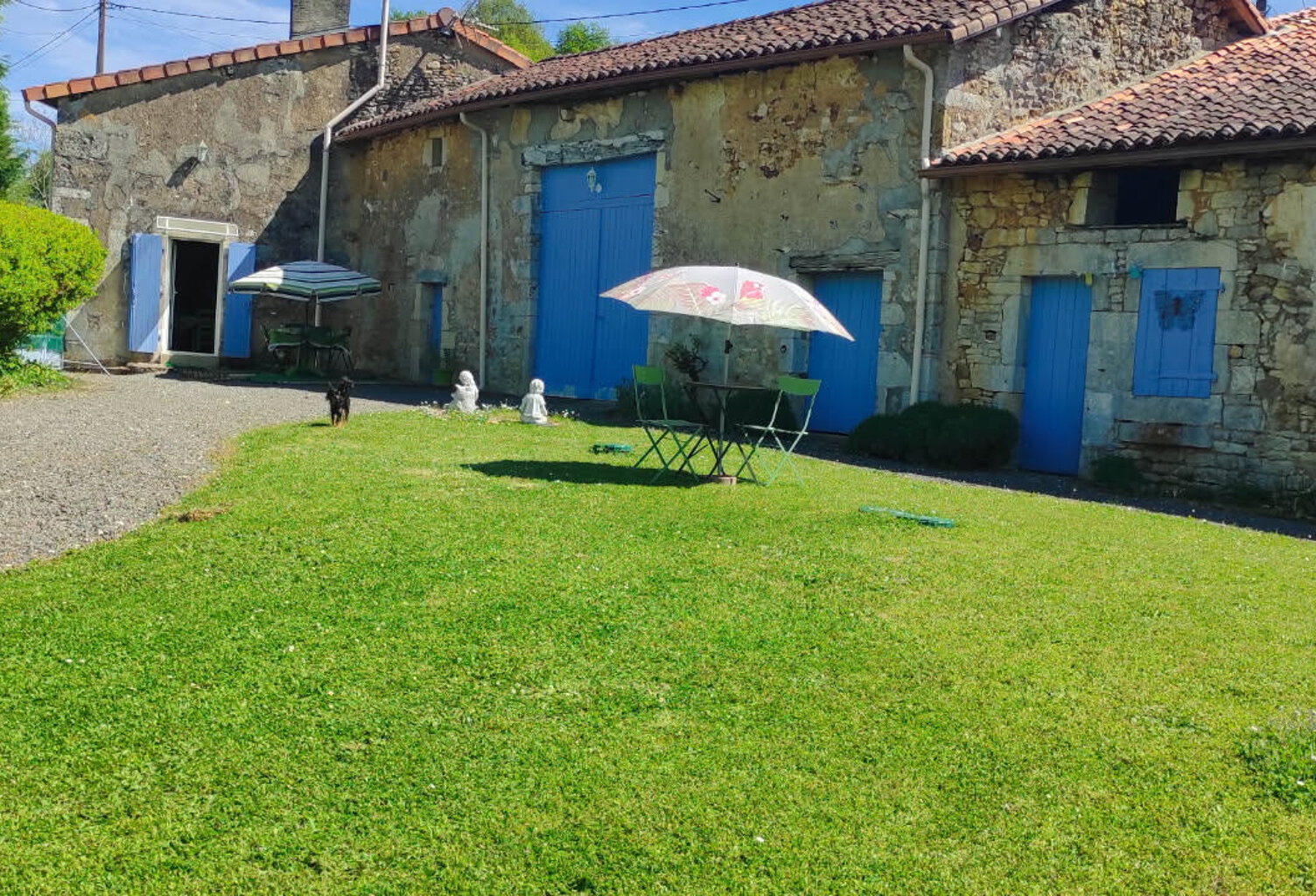 Maison de village rénovée avec dépendances et jardin attenant — photo 1