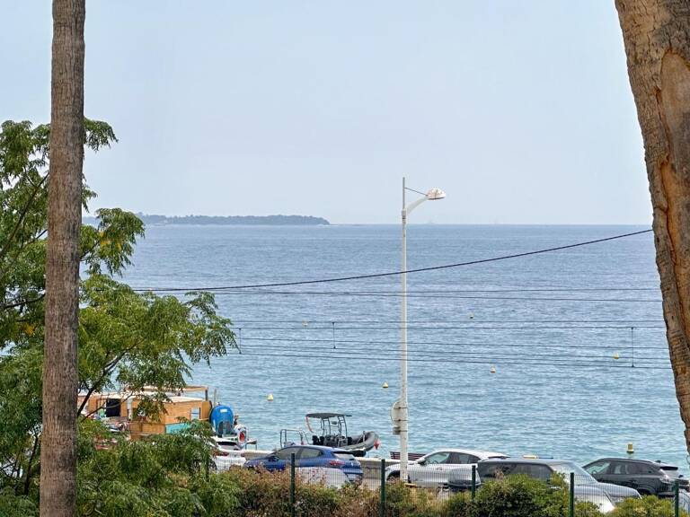 Cannes plage du Midi — 2 pièces 41 m², vue mer — photo 1