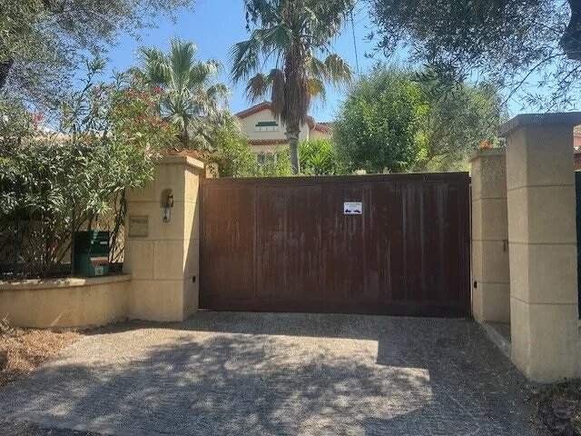 F4 DE 120M2 A LOUER DANS VILLA AVEC PISCINE PRIVATIVE — photo du bien