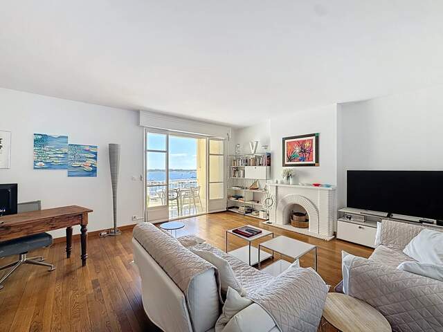 CANNES SUQUET VUE MER IMPRENABLE 3 PIECES TERRASSE RENOVE — photo du bien