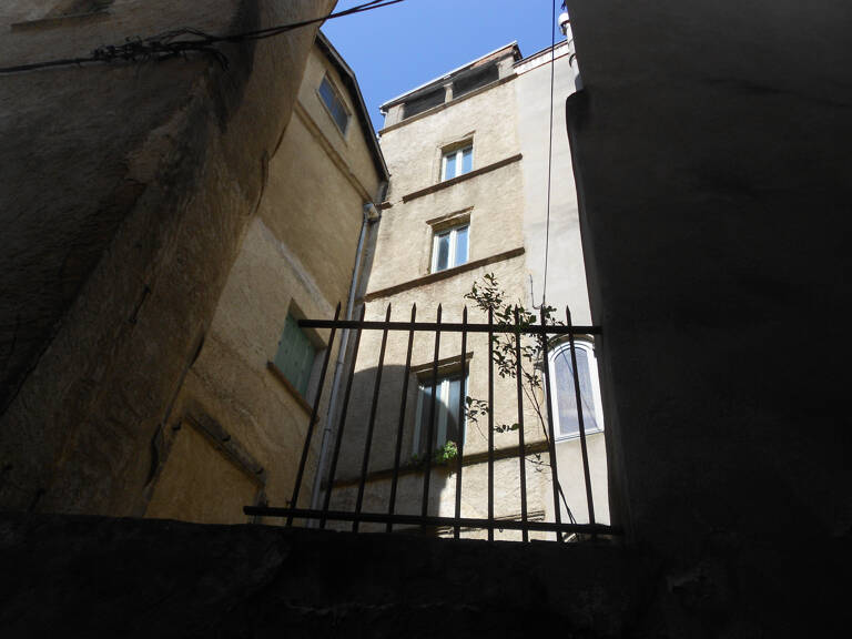 Appartement en duplex avec cour intérieur, garages à Thiers — photo 1