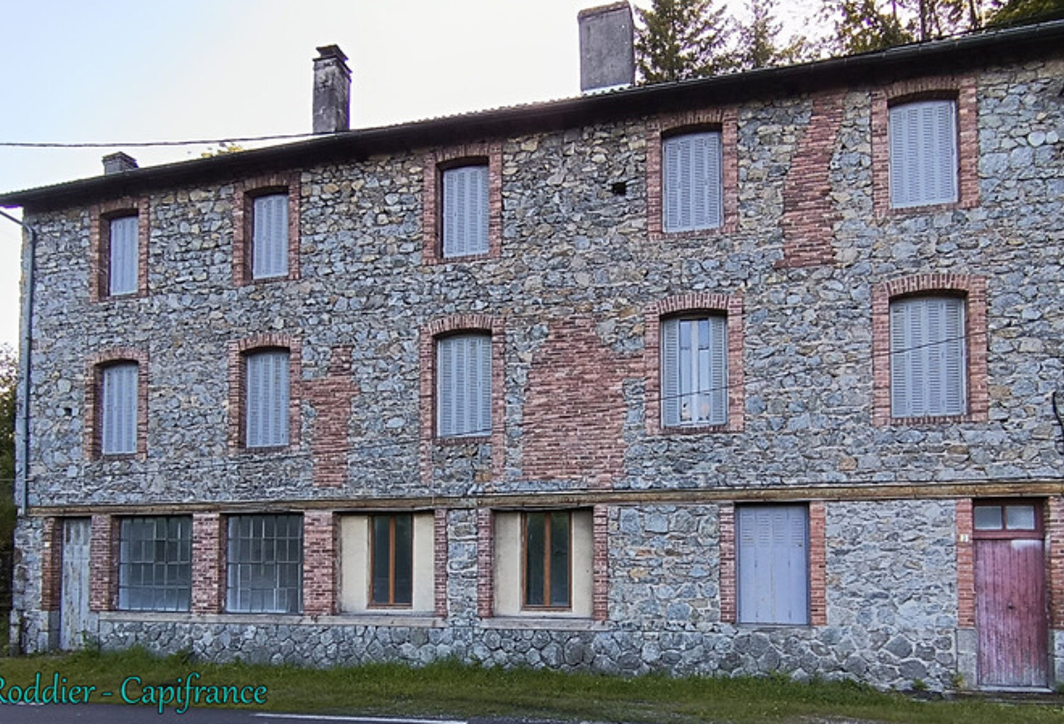 Bâtiment avec 4 appartements - secteur Thiers - proche sortieA89 – La Monnerie (63650) — photo 1